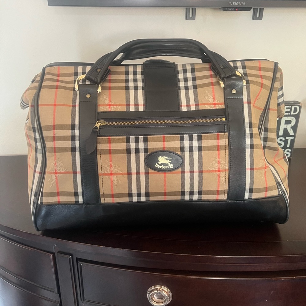Burberry Weekend Bag - So cute!